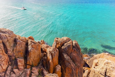 白天在水体旁边的褐色岩石悬崖